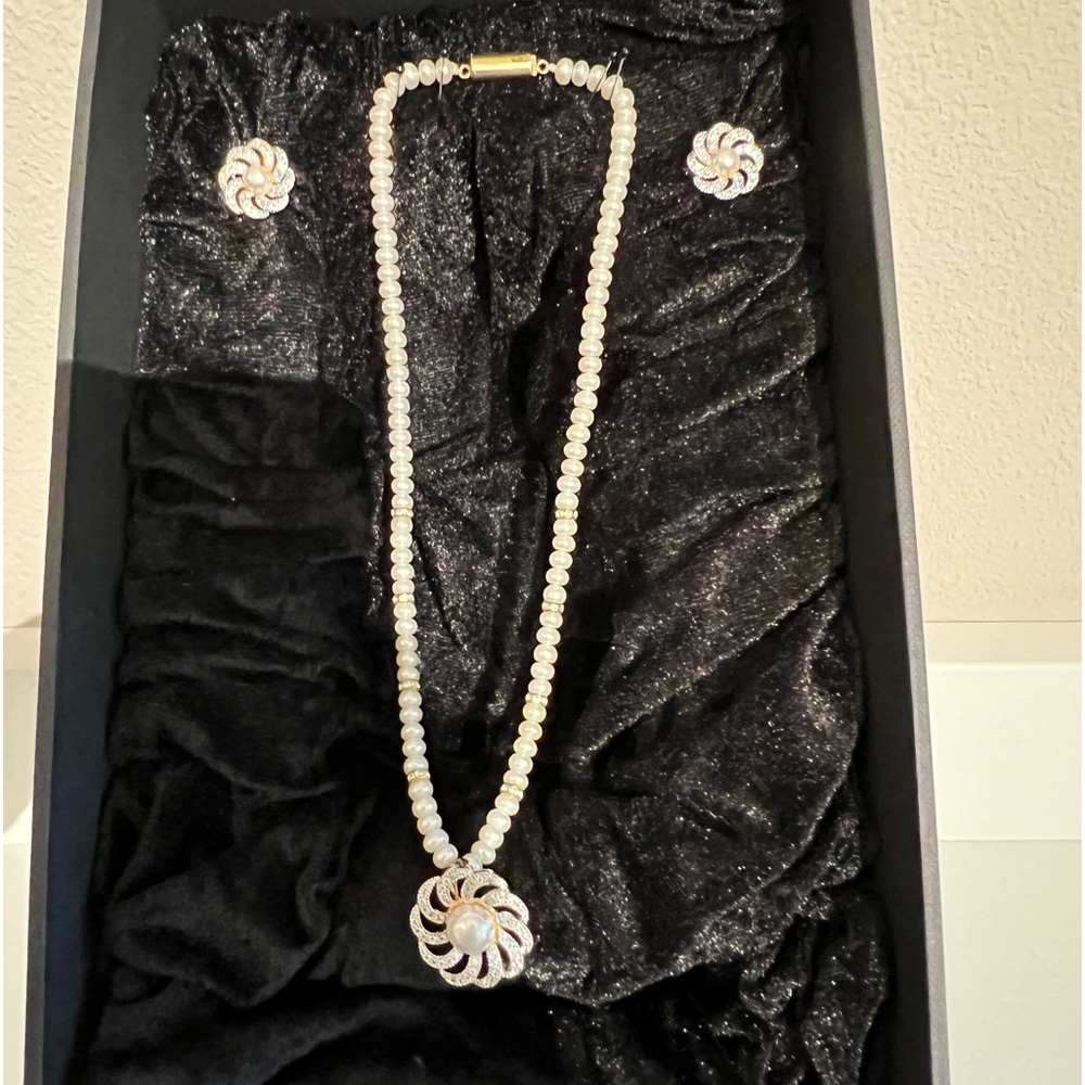 Modi Pearl with Pendant and Earrings